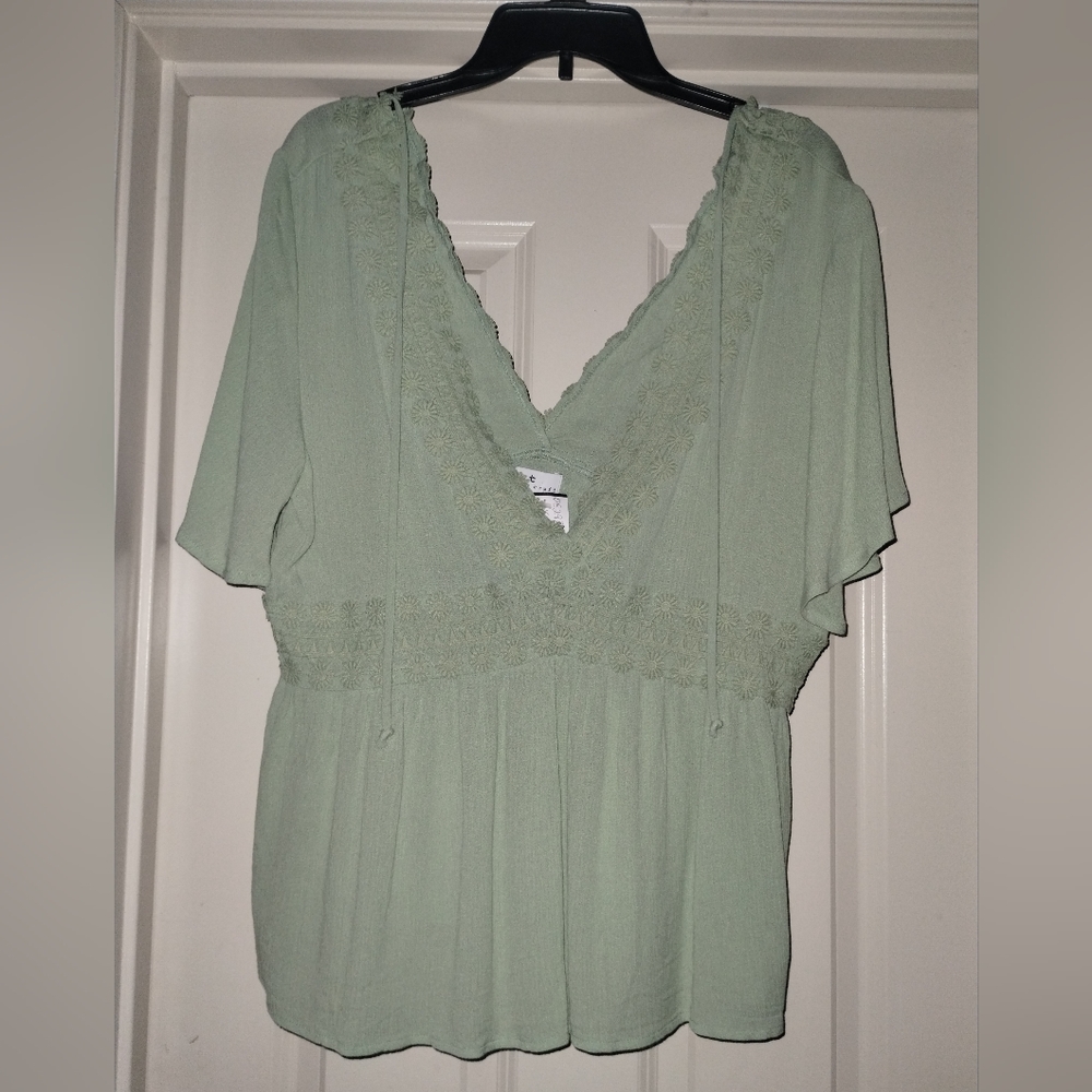 NWT Boho Embroidered Flower Top Size XL